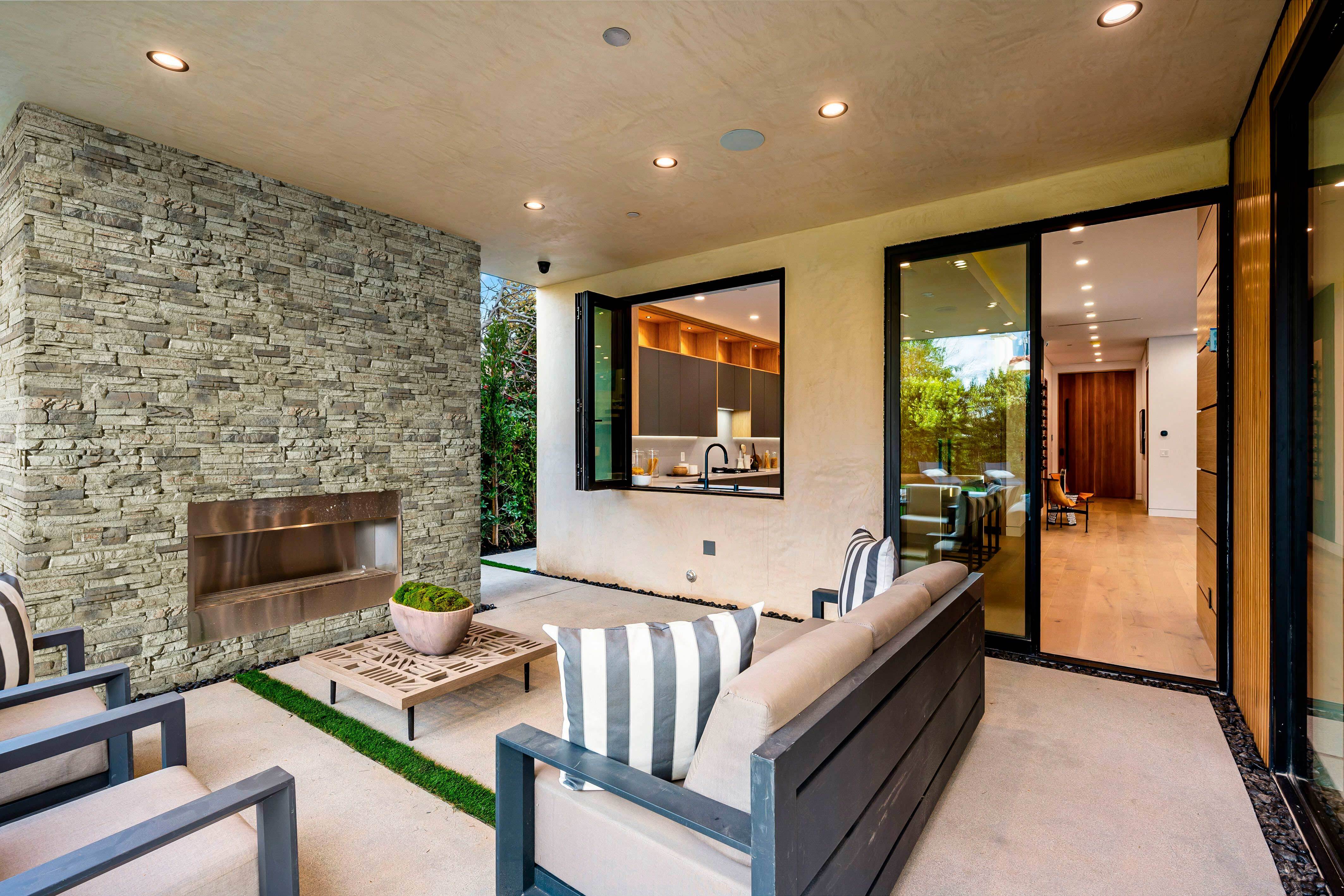 Sedona Dry Stack Faux Stone Wall Panel in Slate Gray.