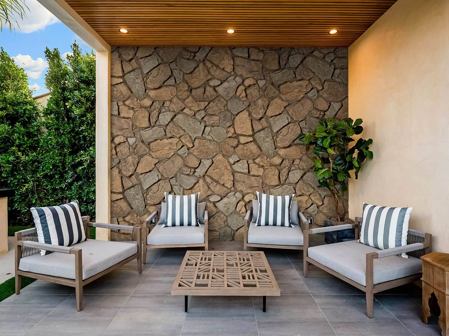 Sardis Fieldstone Faux Stone Wall Panel in Bonanza.
