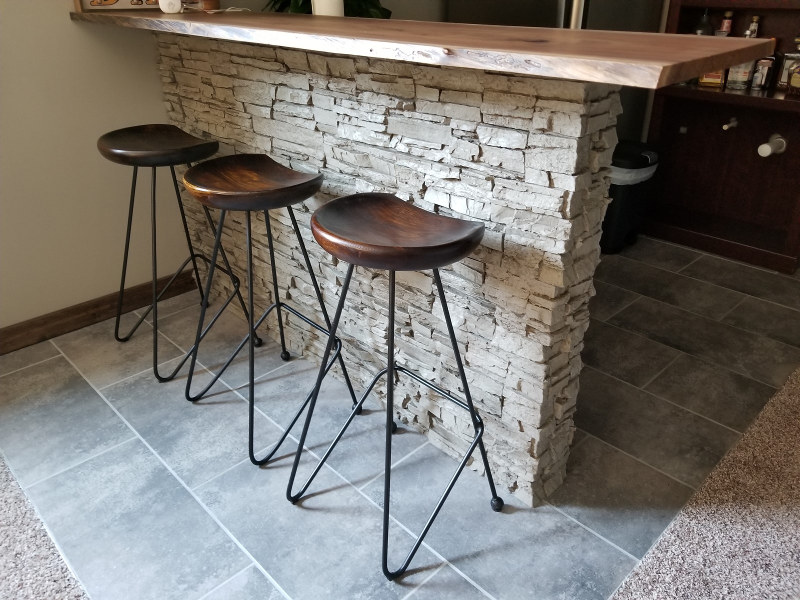 Colorado Dry Stack Creamy Beige faux stone on an interior bar