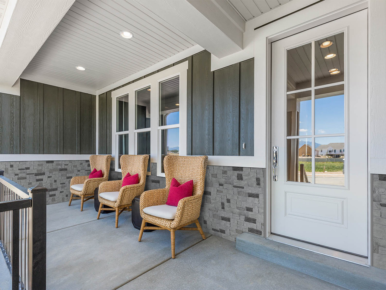 NovikStone AC Artisan Cut Faux Stone Siding Panels in Castle