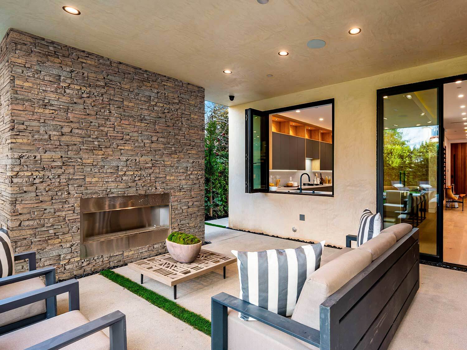 Sedona Dry Stack Faux Stone Wall Panels in Brown Earth